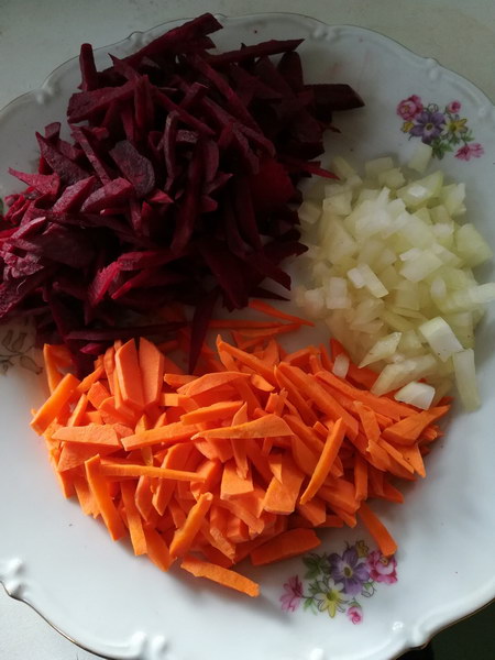 Свеклу, морковь нарезать соломкой