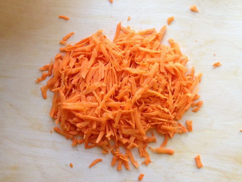 Натереть морковь