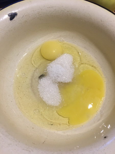 Смешать яйца и сахар