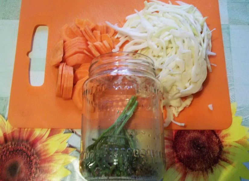 Нашинковать капусту, нарезать морковь