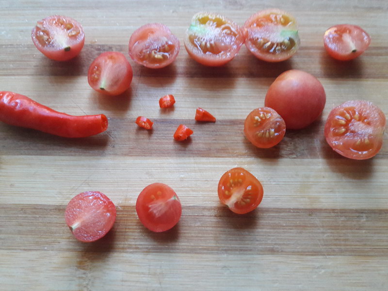 Нарезаем помидоры и перец
