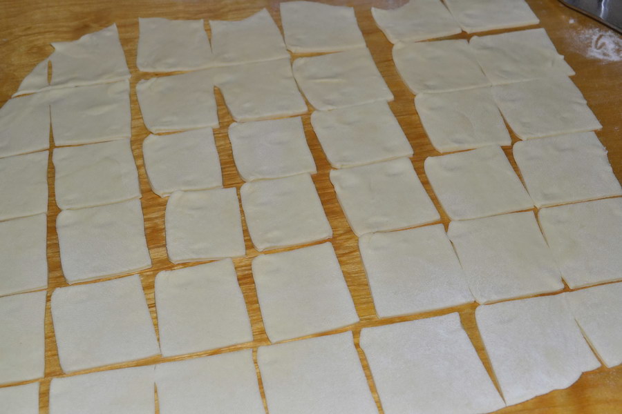 Нарезать квадратиками. Порезан на квадратики. Нарезка квадратиками. Печенье нарезать на квадратики. Тесто нарезанное квадратиками маленькими.