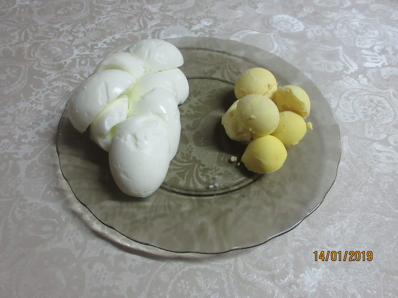 Отварить яйца, отделить белки и желтки