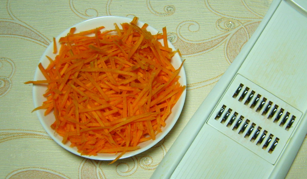 Мелко шинкуем морковь