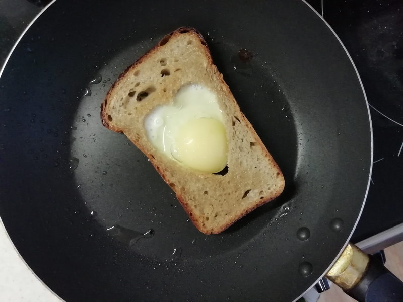 Разбиваем яйцо