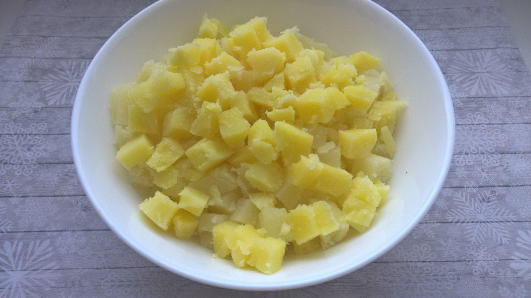Нарезаем картофель кубиками