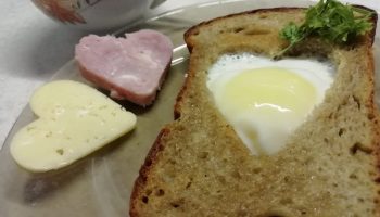 Яичница «Бычий глаз» с нотками романтики на завтрак любимым