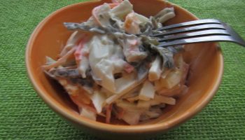 Простой крабовый салат «Мореходка» с морской капустой