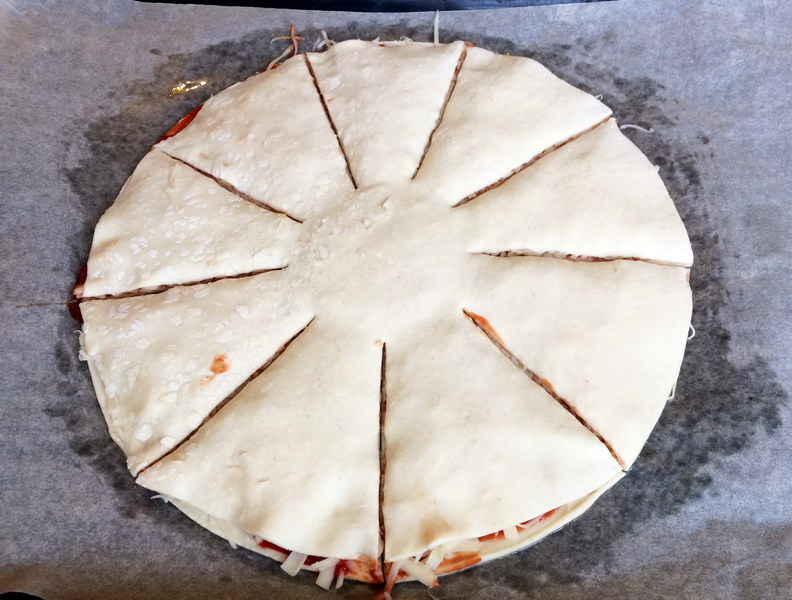 Крученая пицца из слоеного теста
