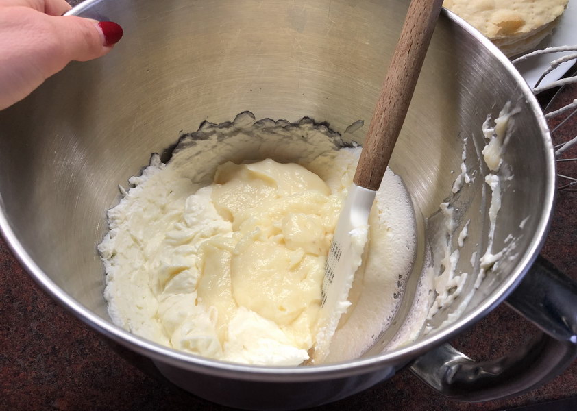 Фото как в кастрюле на плите варится крем для торта с лимоном. Կրեմ olifreymi.