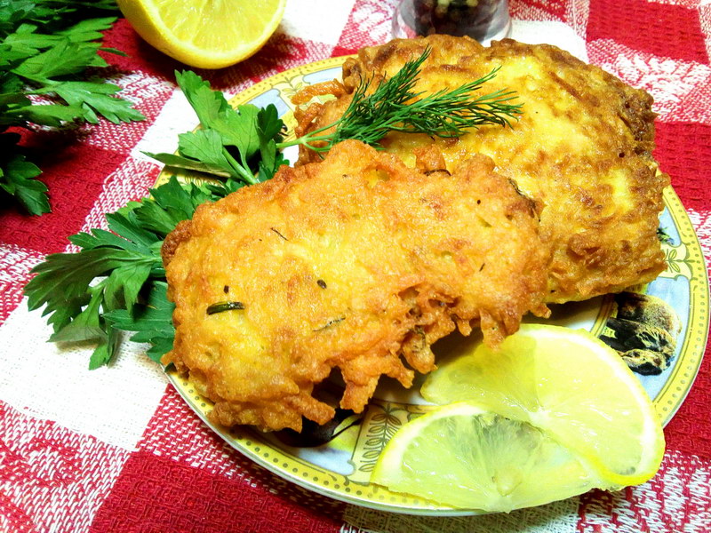 Картошка с рыбой минтай. Рыба в картофельной корочке. Рыба в картофельной шубке. Жареная рыба в картофельной "шубке". Жареная рыба в картофельной стружке.