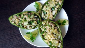 Рецепт салата «Лодочка из авокадо с тунцом»