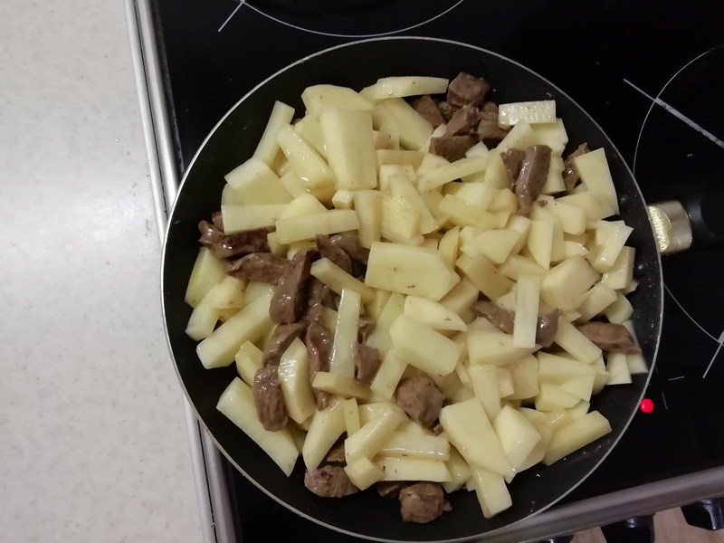 «Картофель по-французски» на сковороде – с мягким сочным мясом и хрустящей корочкой
