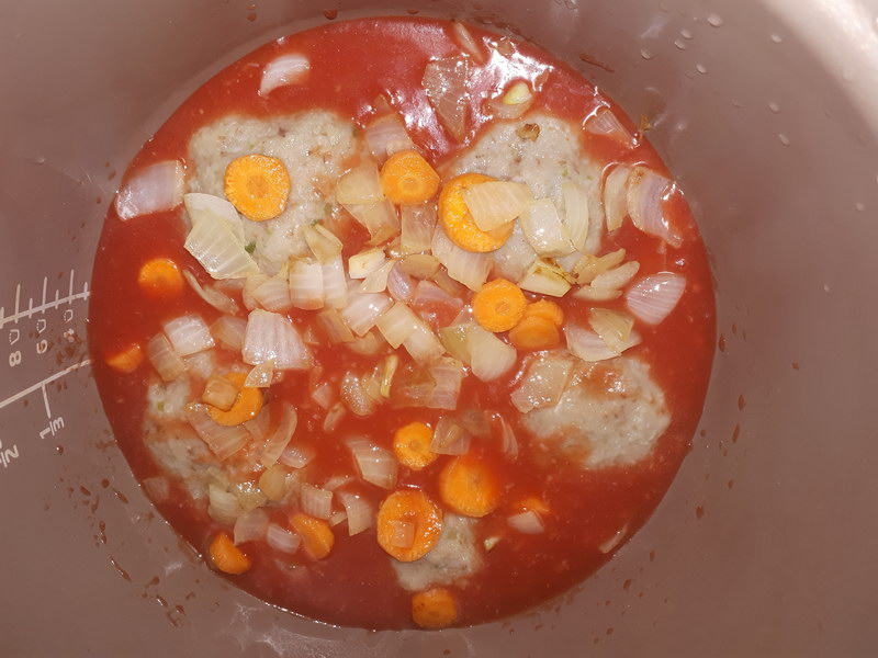 Залить томатной пастой с луком и морковью
