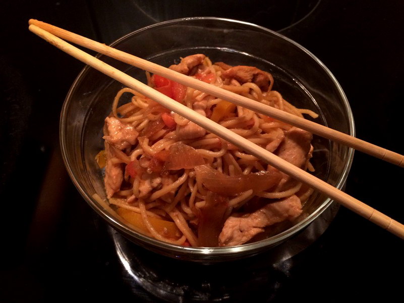 Приготовление лапши с соусом. Udon лапша. Лапша по китайски. Китайское блюдо сало в соевом соусе. Лапша удон фото.