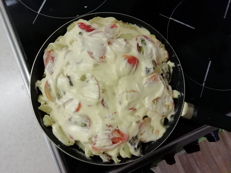 «Картофель по-французски» на сковороде – с мягким сочным мясом и хрустящей корочкой
