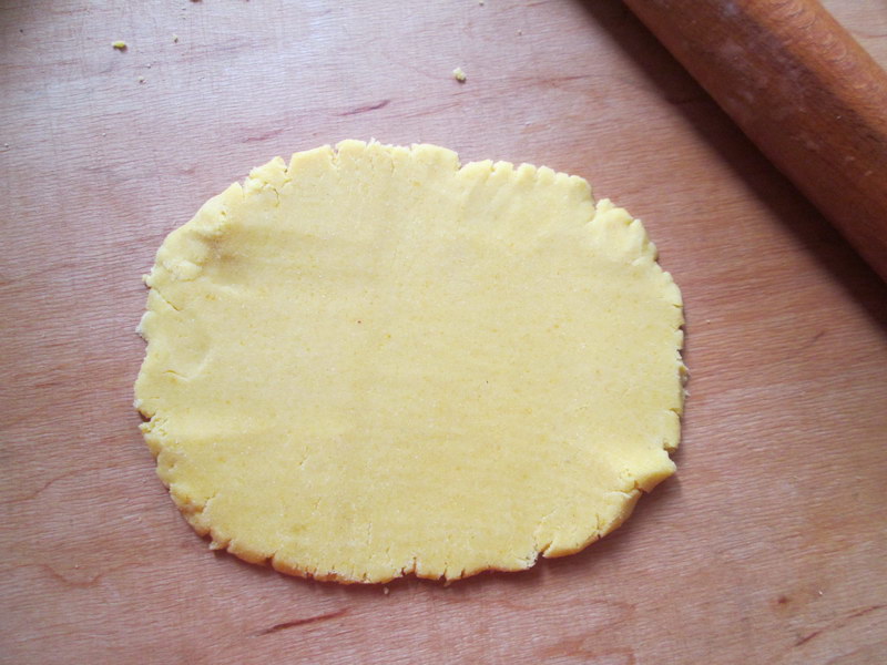 Оригинальный торт на хрустящих коржах из кукурузной муки (подробный рецепт как работать с этим не простым тестом)
