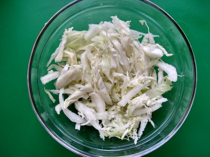Свежий рецепт салата с куриными сердечками и пекинской капустой