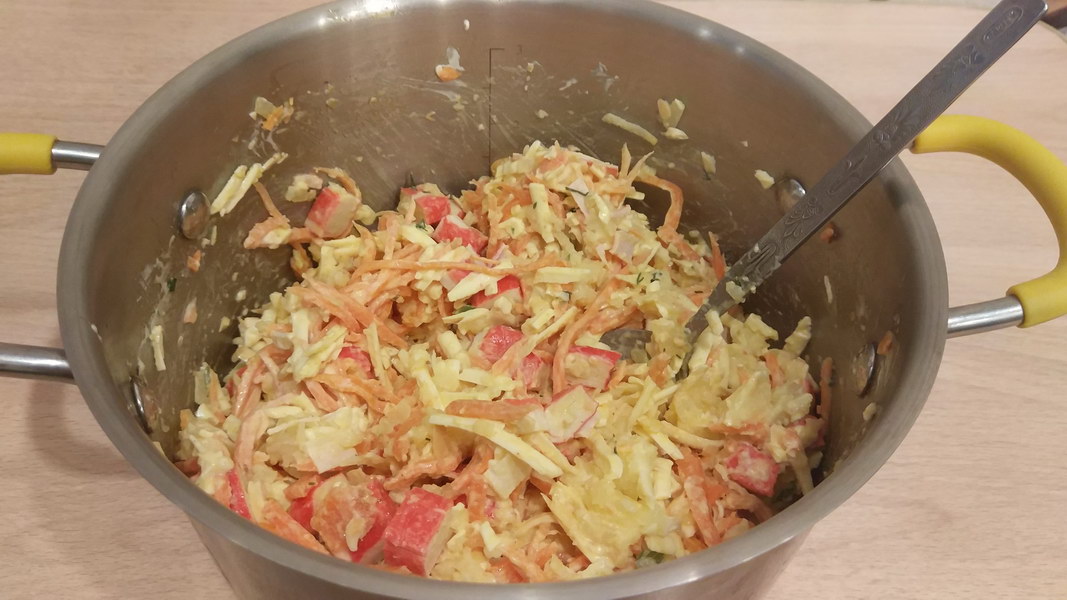 Пикантный и необычный салат с крабовыми палочками и картофелем