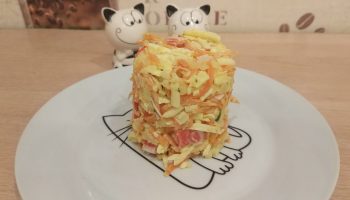 Пикантный и необычный салат с крабовыми палочками и картофелем
