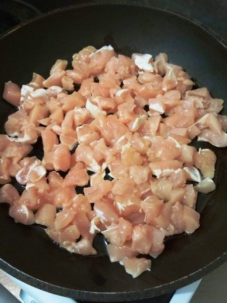 Закусочный пирог-косичка с курицей, грибами и сыром без дрожжей: пошаговый фото рецепт