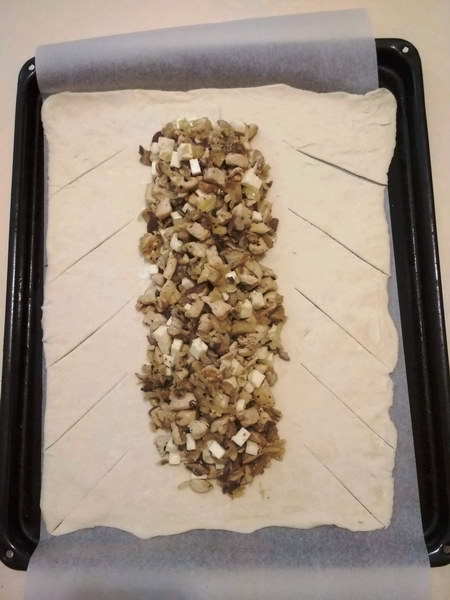 Закусочный пирог-косичка с курицей, грибами и сыром без дрожжей: пошаговый фото рецепт