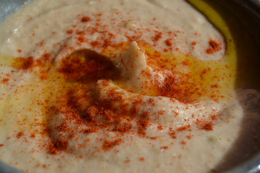 Хумус из белой фасоли - одна из самых популярных закусок в Израиле