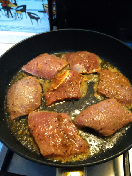 Как я готовлю мягкие и сочные стейки из говядины? Моя главная изюминка – киви маринад + облепиховый соус
