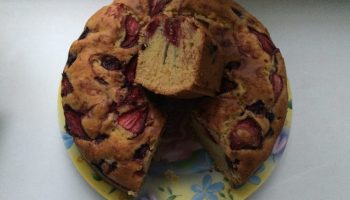 Ванильный кекс с клубникой и вишней – удивительный вкус лета