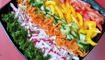 Яркий овощной салат «Радуга» (майонезные «горки» уже в прошлом)