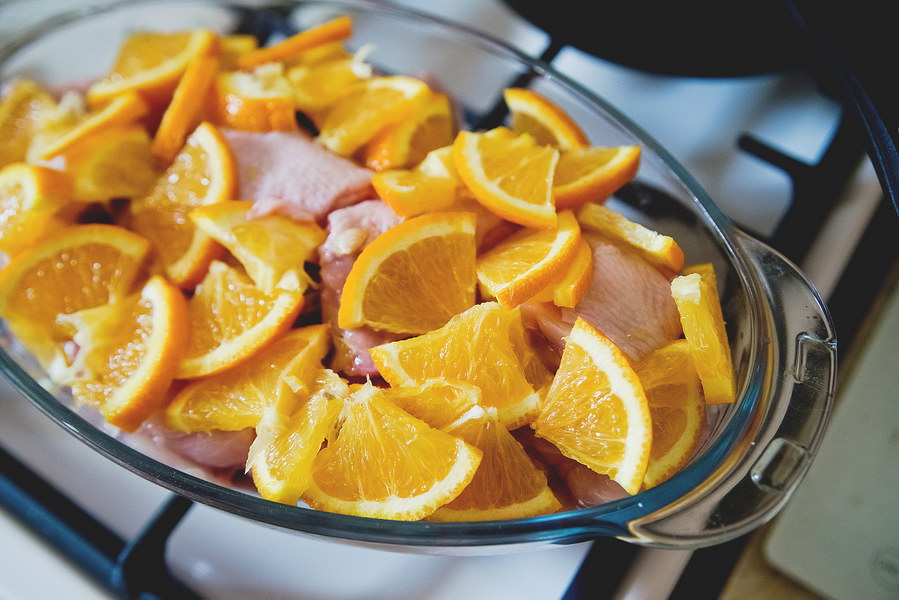 Курица, запеченная с апельсинами – такой простой и в тоже время оригинальный рецепт