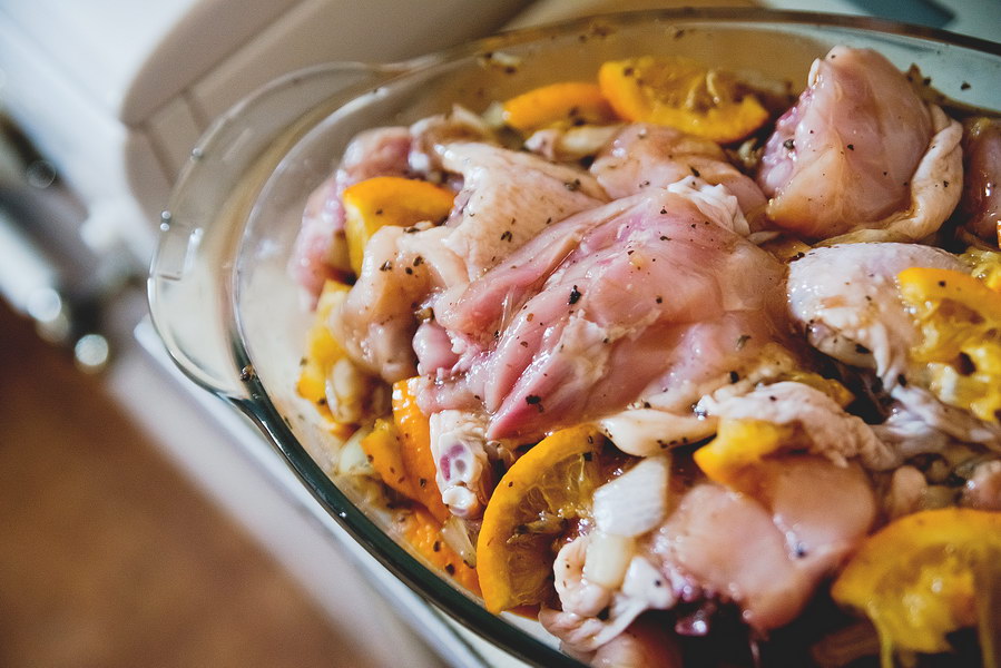 Курица, запеченная с апельсинами – такой простой и в тоже время оригинальный рецепт