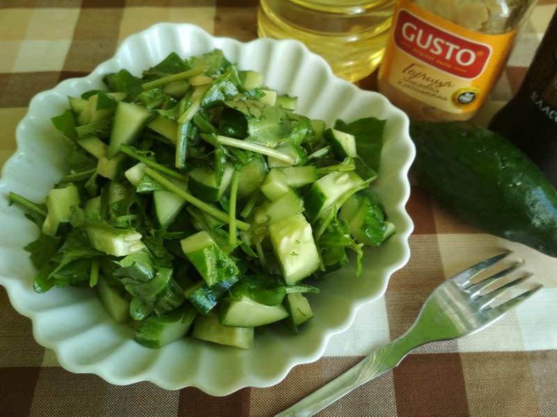 Салат из огурцов с рукколой – итальянское блюдо для лета