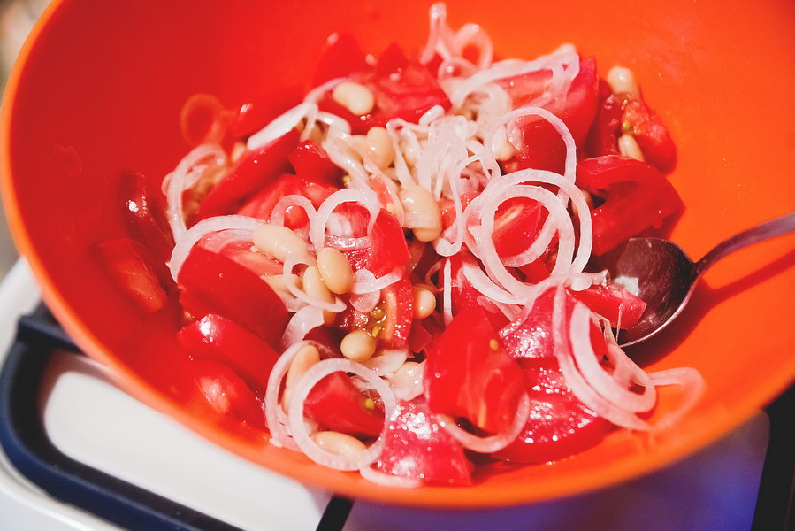 Летний салат со свежими помидорами, фасолью и луком