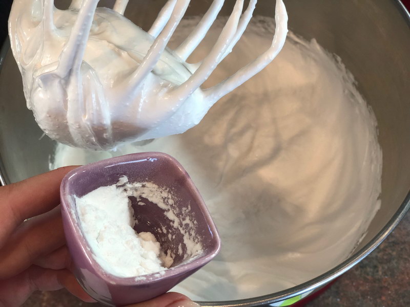 Воздушный рулет с ягодами - отличный рецепт на основе белковой меренги (по вкусу напоминает торт Павлова)