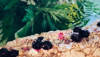 Воздушный рулет с ягодами — отличный рецепт на основе белковой меренги (по вкусу напоминает торт Павлова)