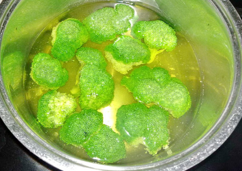 Сколько по времени варить капусту брокколи. Как приготовить зеленую цветную капусту. Что такое бланширование 5 класс. Медальоны из цветной капусты и брокколи рецепт. Что можно приготовить из брокколи и цветной капусты.