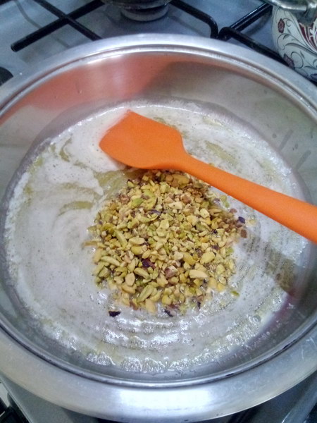 Как готовят десерт «Халва из манки с фисташками» в турецких ресторанах – подробный рецепт