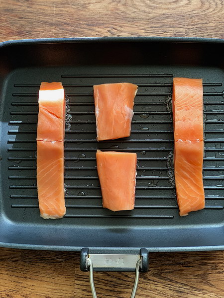 Как я готовлю мягкие и сочные стейки из лосося? Секрет этого блюда – полить рыбу заправкой, пока она ещё горячая