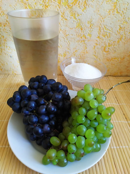 Компот из винограда без стерилизации (получается гораздо вкуснее, фрукты не вывариваются, а настаиваются в сиропе)
