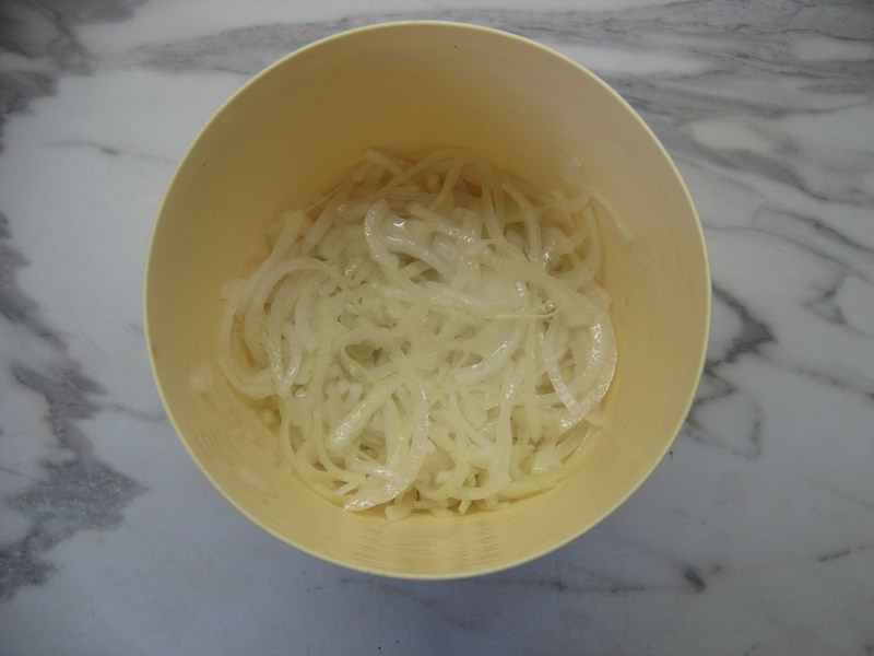 Рецепт закарпатских «Цибулячек». Сытно, вкусно и маринованный лук остаётся хрустящим