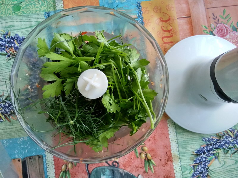 Салат из овощей и лапши под моей фирменной заправкой. Рецепт простой, а результат вкуснейший