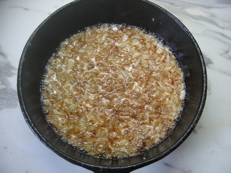 Рецепт закарпатских «Цибулячек». Сытно, вкусно и маринованный лук остаётся хрустящим
