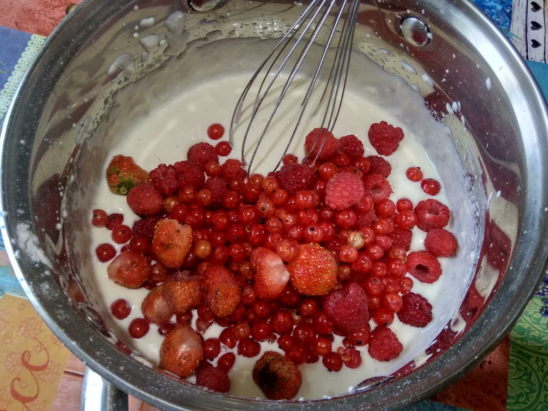 Меренговый торт с ягодным кремом – специальный десерт для моей «диетчицы» дочки, ни грамма муки и минимум сахара