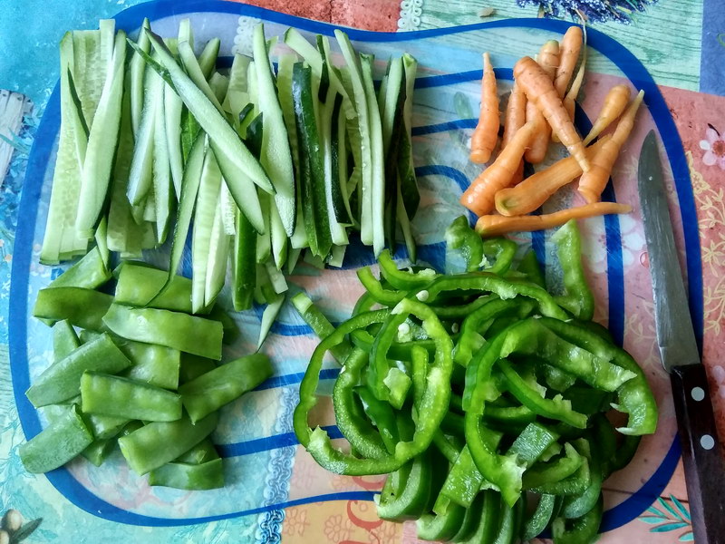 Салат из овощей и лапши под моей фирменной заправкой. Рецепт простой, а результат вкуснейший