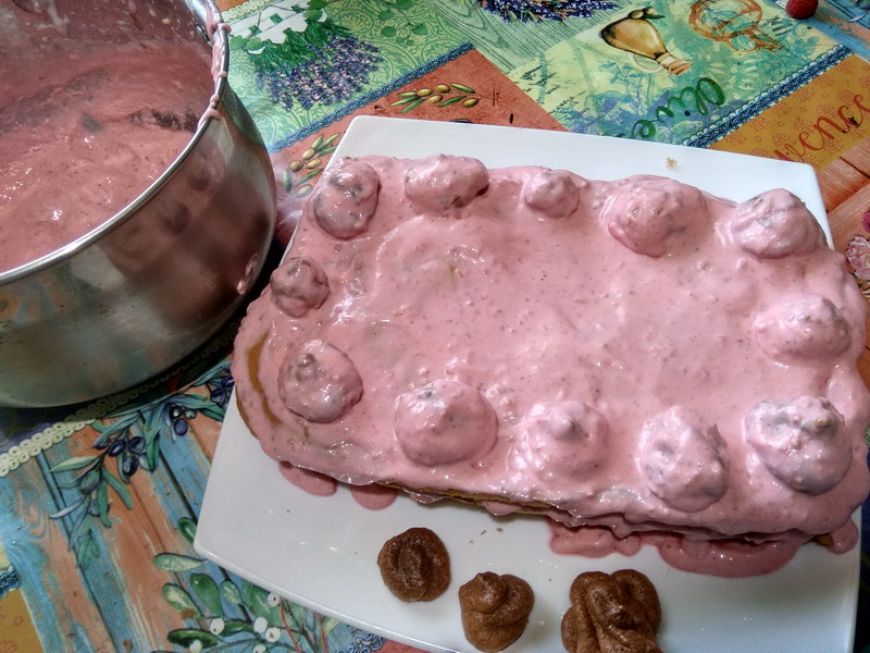 Меренговый торт с ягодным кремом – специальный десерт для моей «диетчицы» дочки, ни грамма муки и минимум сахара