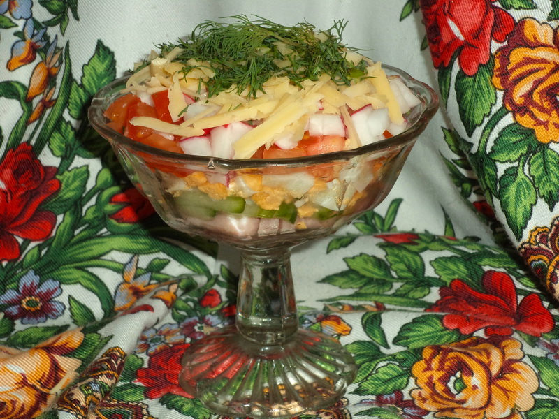 Салат коктейль с ветчиной и помидорами