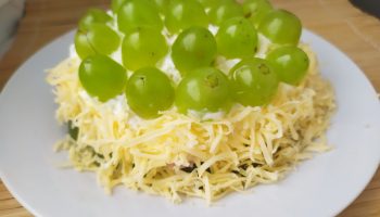 Салат «Виноградная гроздь» — кума приготовила диковинный салатик на 5 ингредиентов