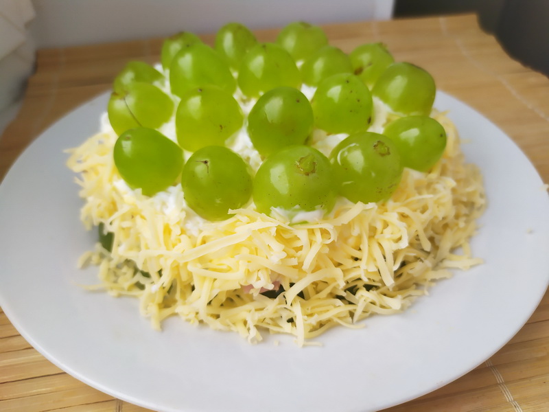 Салат «Виноградная гроздь» - кума приготовила диковинный салатик на 5 ингредиентов