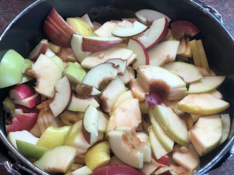 Сезон яблок удался и в очередной раз готовлю пирог, но рецепт «не стандартный» - шарлотка на сметане